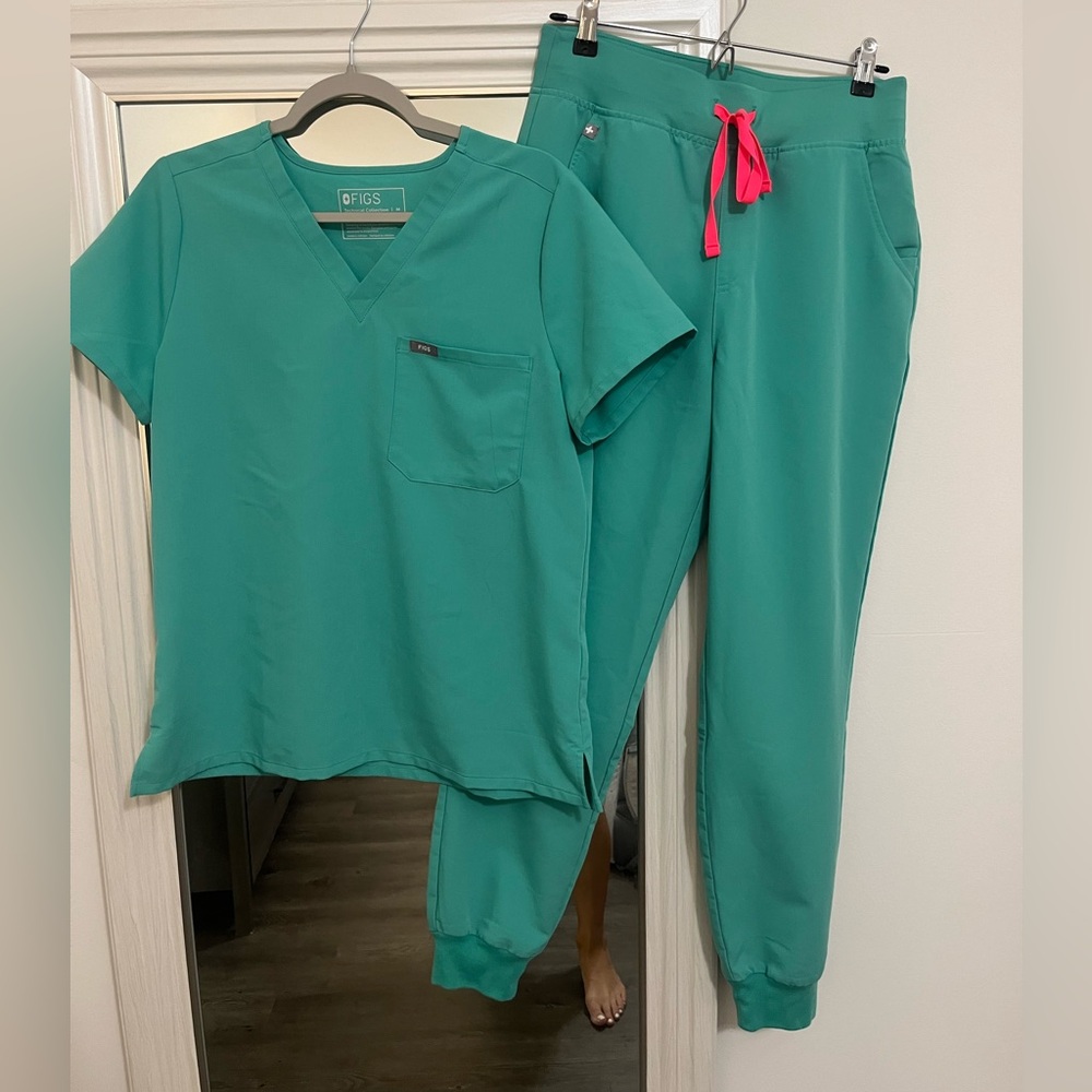 FIGS surgical green scrub set. medium. NEVER WORN